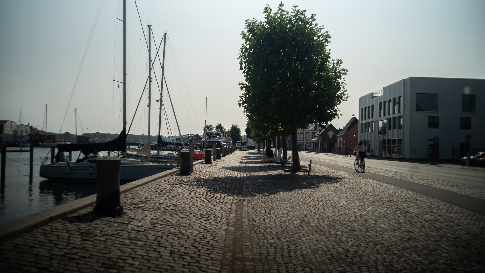 TJENERE SØGES!
Sommeren er godt i gang og vi kigger nu lidt ind i sensommeren og efteråret. Kalenderen er fyldt godt op med bookinger i restauranten samt selskaber i og ude af huset. I forbindelse med åbeningen af Molens Måltider i vores nye café og køkken på Ny Simac er erhvervskalenderen også godt fyldt op og vi søger derfor tjenere der har mod på vagter i begge huse.
Søger du et godt job i et ungt team, med vekslende vagter og arbejdsopgaver OG kan du tage en masse vagter også efter sommeren, så læs mere her eller del den med en der kunne være interesseret.
https://spisetid.com/wp-content/uploads/2023/06/Jobannonce-tjener_2023.pdf