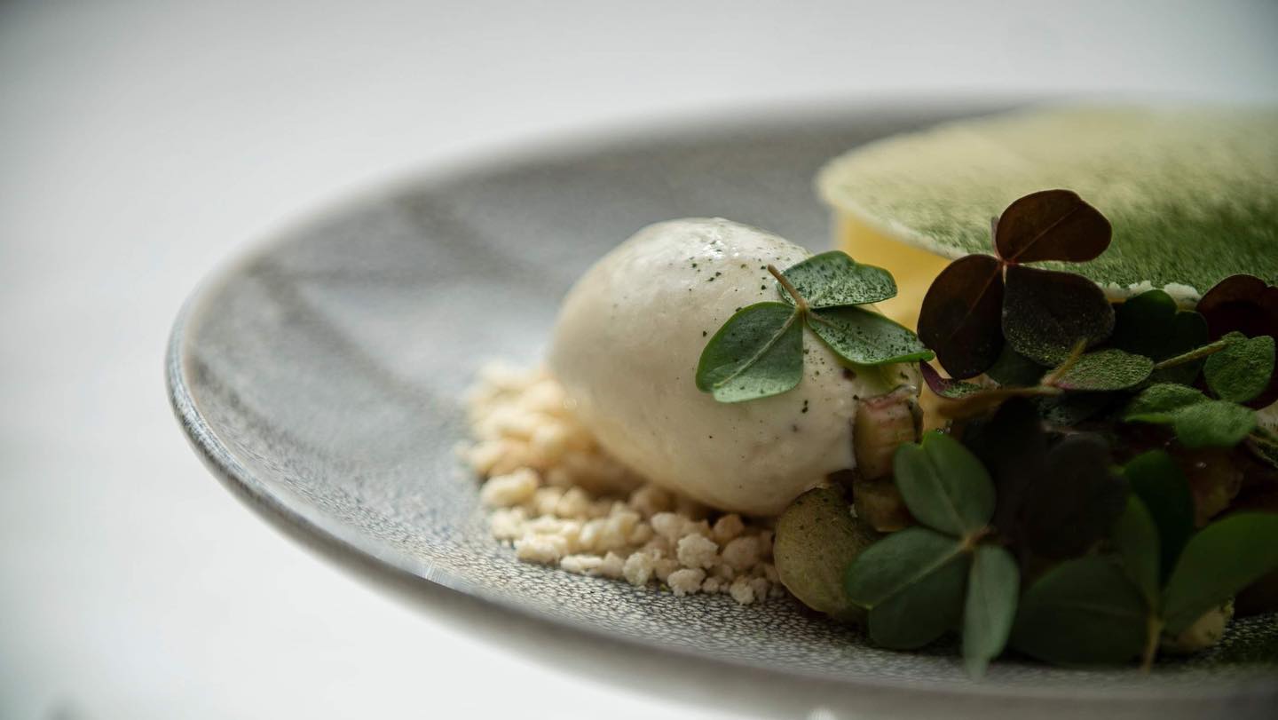 NY MENU
Vi har endnu en gang begået en sommermenu af sydfynske råvarer.
Find den på vores hjemmeside www.spisetid.com/restaurant og book bord til en dejlig aften hos os. I denne uge er restauranten åben fredag og lørdag.