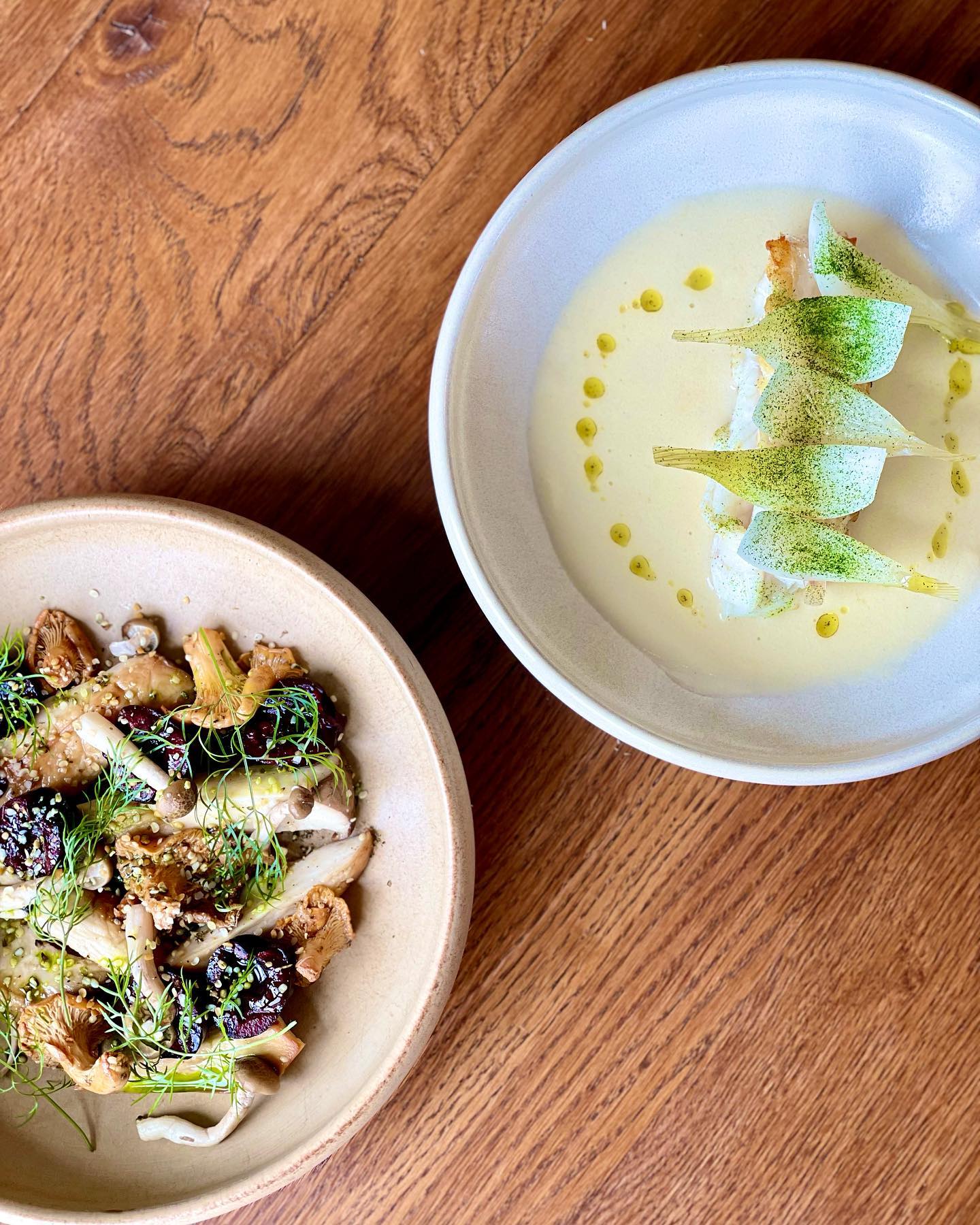 HOVEDRET
Stegt lange med citrongelé, syrlige løg & cremet musling sauce
A part
• Nyopgravede kartofler med urtesmør & krydderurter
• Sydfynske salater med hyldeblomstvinaigrette & poppede kerne
• Stegte kantareller med syltede bøgehatte, ristede hampefrø & kirsebær