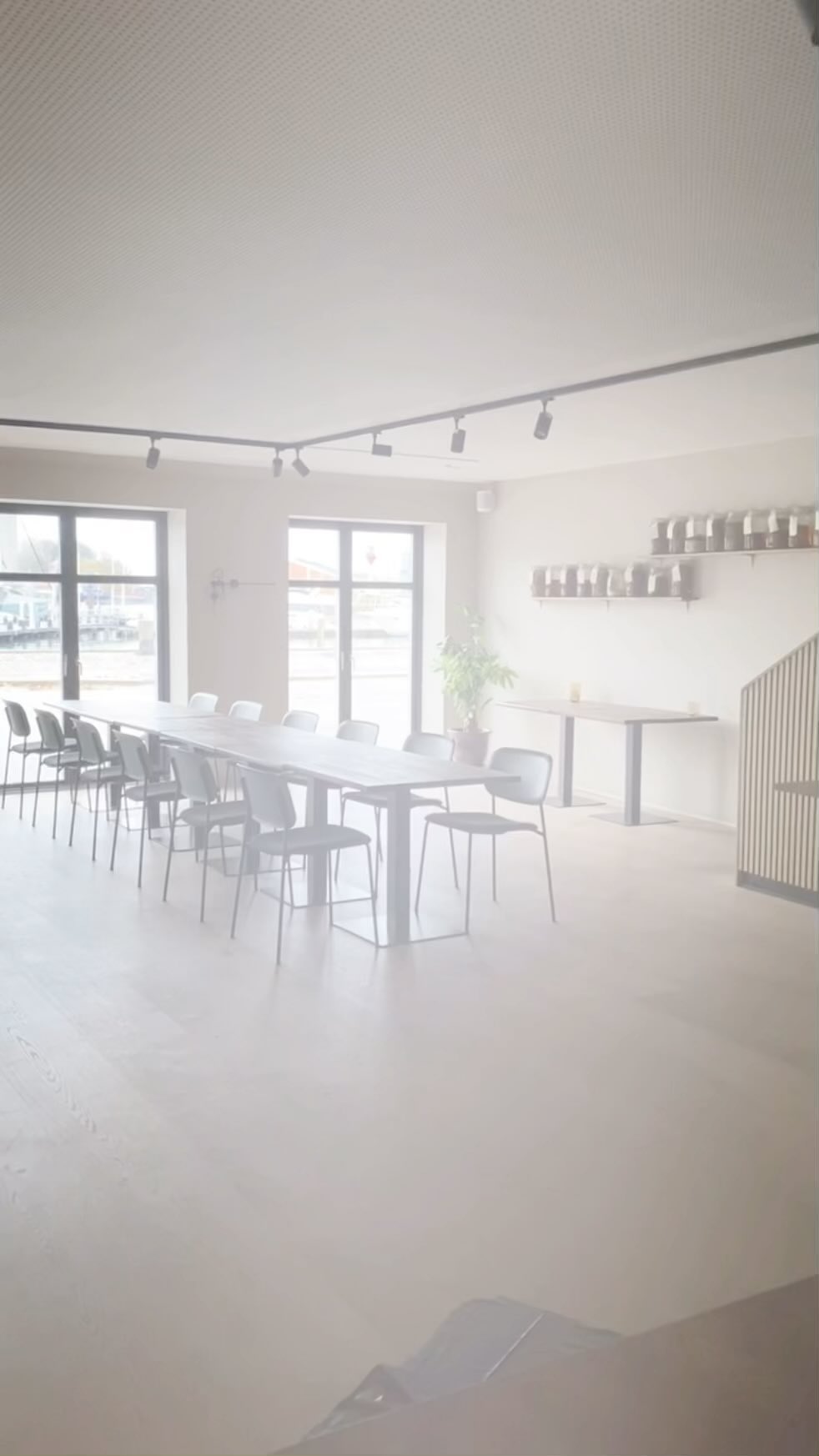 JULEN ER RYKKET IND
I fredags bød vi julen og årets første julefrokostgæster hjerteligt velkommen. De sultne gæster nød snacks og en fem retters menu med blandt andet to slags østers, kammuslinger, gråand, en lun osteanretning samt dessert med karamelsten og myseost.
Startskuddet er derfor gået og vi glæder os til mange hyggelige julefester hos Spisetid, på SIMAC samt at sende en masse julemad ud af huset.
Har du styr på årets julefrokost inden jul? Ellers kan vi hjælpe dig! Find mere information på vores hjemmeside.