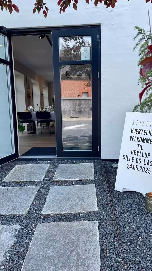 VI ER VILDE MED BRYLLUPPER!
Og i lørdags kunne vi endelig holde årets første bryllup “hjemme” hos os. Anna fik i samarbejde med brudeparret lavet nogle fine detaljer og vejret holdte til både velkomstreception med vores konditors bryllupsdage og kaffehygge på tagterrassen inden brudevals og dans nedenunder. Til middagen kunne brudeparret og gæster nyde dejlig mad med massere af forårsbebudere såsom asparges, vilde urter og sorbet af bøgeblade. Stort tillykke til Sille og Lasse, tak fordi vi måtte være med til jeres store dag🙏🏻