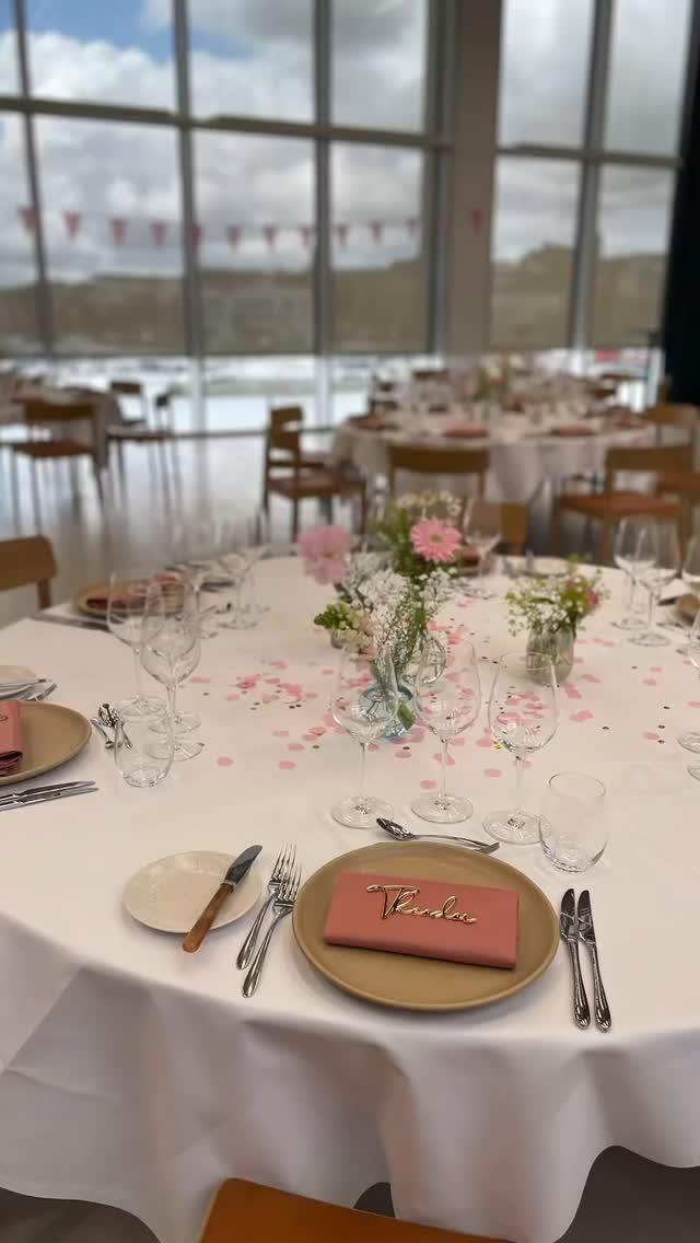 KONFIRMATIONSFEST PÅ SIMAC. Foråret har budt på mange smukke konfirmationsfester også på SIMAC. Vi nyder de ungdommelige fester hvor æresgæstens kreativitet og personlighed dekorerer vores rammer så smukt. Konfirmationssæsonen 2026 er allerede godt fyldt op, så går I med tanker om at holde fest ude eller hjemme, så tag endelig fat i os for en uforpligtende snak.