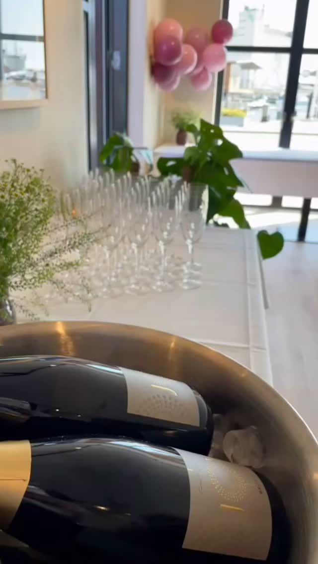 KONFIRMATIONSFEST HOS SPISETID. Foråret har budt på mange smukke konfirmationsfester i vores selskabslokale ved Svendborg Havn. Vi nyder de ungdommelige fester hvor æresgæstens kreativitet og personlighed dekorerer vores rammer så smukt. Konfirmationssæsonen 2026 er allerede godt fyldt op, så går I med tanker om at holde fest ude eller hjemme, så tag endelig fat i os for en uforpligtende snak.