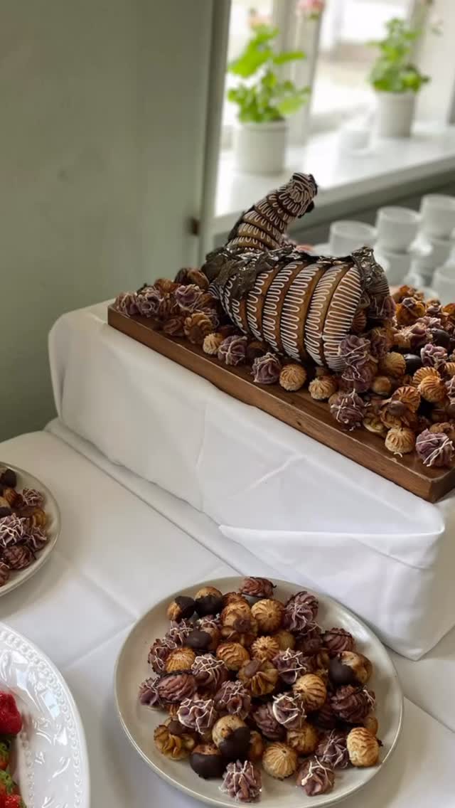 Bryllupssæsonen er i fuld flor – og kærligheden smager sødt hos os!

Vores dygtige konditor, Line, har travlt med at kreere kager til sommerens mange kærlighedsfester. I sidste weekend tryllede hun et smukt kransekagehorn frem – og det var naturligvis intet problem for den tidligere Danmarksmester i kransekager!

Med sikker hånd og masser af kreativitet forvandler Line marcipan til en mundvandsdrivende skulptur, der både imponerer øjet og forkæler smagsløgene.

Se med her og få et smugkig bag kulissen og det gode håndværk.