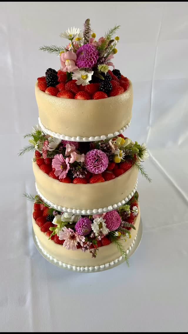 BRYLLUPSKAGE TIL STINE & ANDERS  I lørdags var vi ude af huset til Stine og Anders’ bryllup. Udover bryllupsmiddagen og personale, leverede vi også deres bryllupskage. Line har fået brudeparrets yndlingssmage og lavet kagen ud fra disse. Den er pyntet med marcipanbånd, masser af friske bær og smukke, giftfrie blomster fra @nannastad 🌸