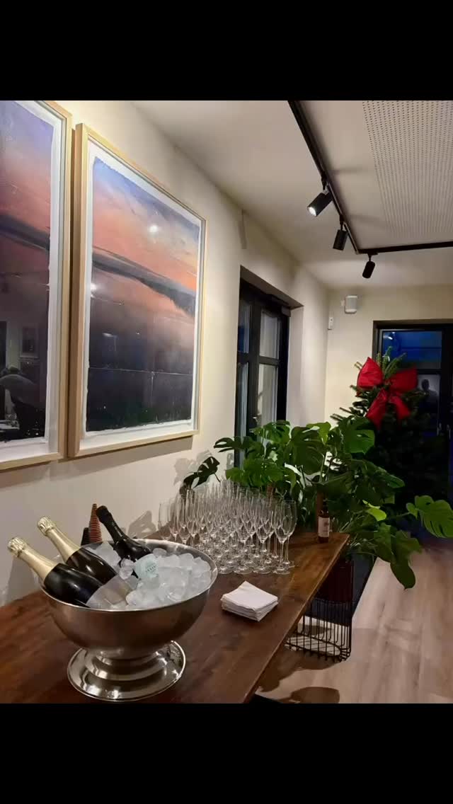 Endnu et år går på hæld, ja faktisk Spisetids 7. år. Kalenderen har endnu en gang været fyldt op af smukke arrangementer i og ude af huset.
Ombygningen af vores fine selskabslokale på Svendborg, startede for præcis 5 år siden. Her ønskede vi at skabe et åbent rum for alle livets store og små begivenheder og det glæder os når huset bliver fyldt med feststemte gæster, der samles for at fejre, hylde livet og nyde god mad og drikke. Vi er meget taknemmelig for at være med til disse store begivenheder, uanset om det er “hjemme” hos os selv, i smukke telte på Bjørnemose Gods, Stakladen Sydfyn, Fyns velbevarede forsamlingshuse eller i hovedpersonernes eget hjem. 

En stor tak til alle jer, der booker os og betror os den store opgave. Tak til vores fantastiske kollegaer der laver vidunderligt mad, styrer festen med stor professionalisme eller tager imod gæster med smil og gæstfrihed. 

Vi ønsker alle et godt og lykkebringende nytår.