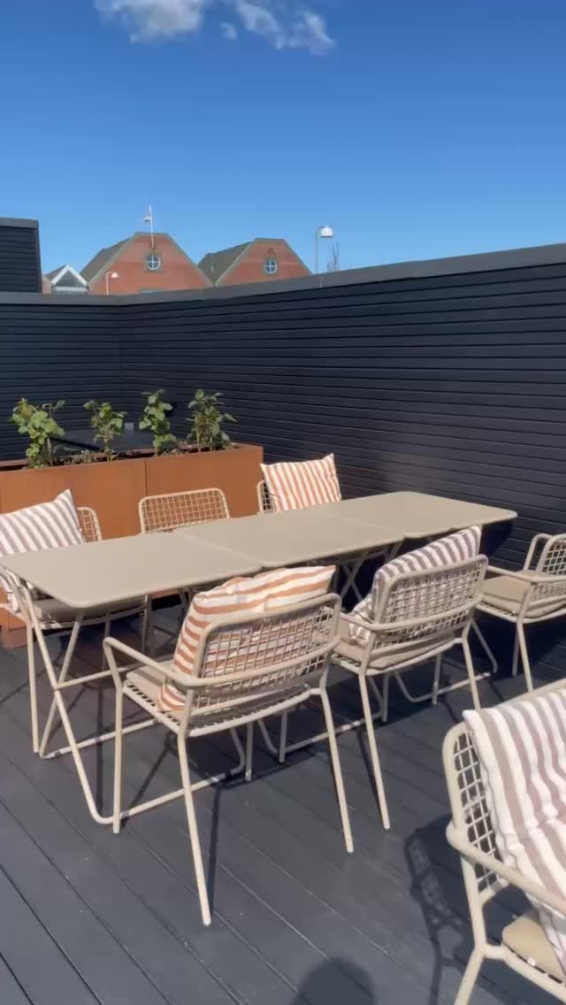 Tak fordi vi igen i år har måtte danne rammerne om en af livets første, store fester, konfirmationen. Vi nyder at invitere indenfor, op på tagterrassen og til smukt pyntede borde, samt at servere dejlig mad og at være med til at skabe en minderig dag for de unge mennesker og deres familier.