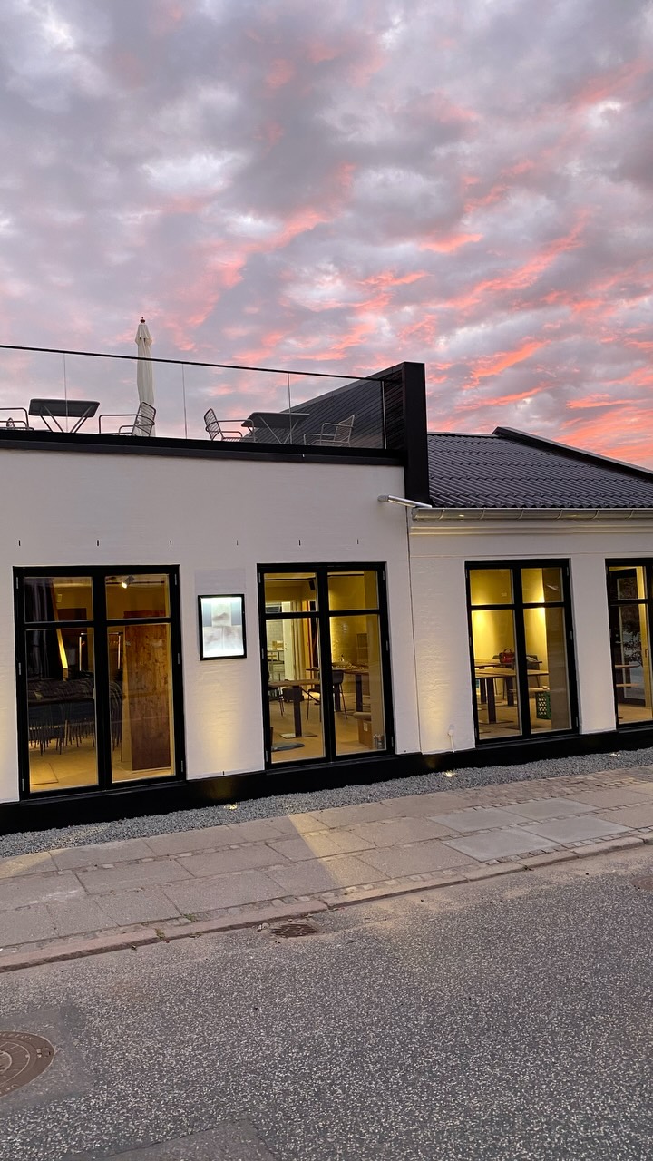 I dag er det 5 år siden, at vi kunne åbne dørene op for Spisetid på havnen. 
På bare et halvt år totalrenoverede vi det gamle røgeri ved Svendborg Havn – midt i en tid, hvor COVID-19 gjorde alting usikkert. Det var et maraton af lange arbejdsdage, blod, sved og tårer, et kapløb med tiden og et stort håb om, at sommeren ville blive den start, vi drømte om.
Efter tre gode år med Spisetid, som levede lidt gemt væk hos industrikøkkener i Svendborg, købte vi vores helt eget sted. Et sted, hvor vi endelig kunne invitere jer “hjem”. Det var med lige dele sommerfugle i maven, bekymringer og stolthed, at vi den 9. juli 2021 slog dørene op til vores sommerrestaurant og selskabslokale.
Det var kun muligt takket være dygtige håndværkere, fantastiske venner og familie, et helt særligt og dygtigt team og gode samarbejdspartnere, som leverede lokale råvarer og drikkevarer i topklasse. I var alle med til at gøre drømmen til virkelighed.
Samtidig blev vores lille familie, på den gang fire sat på en kæmpe prøve. Vi havde satset alt. Der var ingen plan B, og vores to små elskede drenge måtte undvære deres forældre mere, end vi havde forestillet og ønsket. Det var hårdt. Virkelig hårdt. Men vi kom igennem det – og lærte samtidig, at sådan et projekt nok kun er noget, man gør én gang i livet. Forsætter i kommentar⬇️